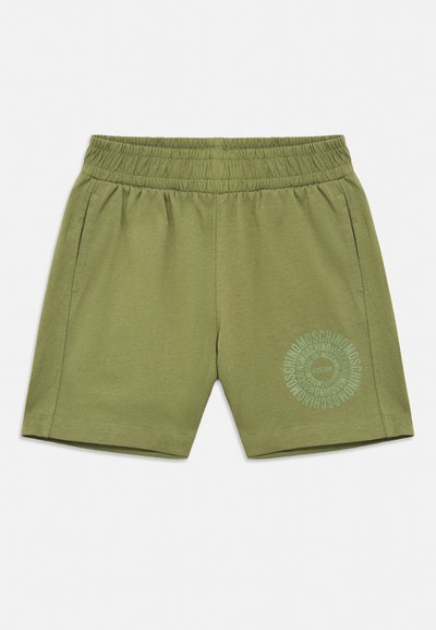 Shorts taille élastique vert olive avec poches latérales et impression circulaire du logo "Moschino" sur la partie inférieure de la jambe gauche.
