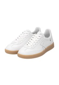 Baskets en cuir blanc à profil bas, à bout rond et semelle en caoutchouc. Elles possèdent des lacets plats et un logo discret sur le côté.