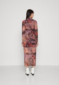 Abito a maniche lunghe con un motivo multicolore di uccelli e paesaggi, realizzato in tessuto trasparente. Presenta un collo alto e una silhouette aderente.