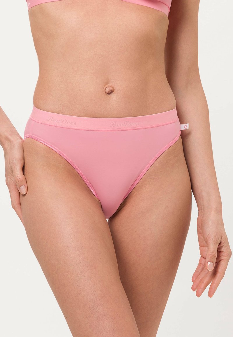 Rosa Baumwoll-Stretch-Bikini-Briefs mit glatter Oberfläche, ausgestattet mit einem tiefen Bund und einem dezenten Markenlogo an der Oberseite.