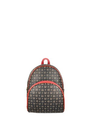 Zaino piccolo con motivo nero e marrone, rifinito in rosso e con una tasca frontale con cerniera, mostrato su sfondo bianco.