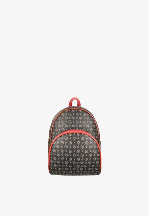 Zaino piccolo con motivo nero e marrone, rifinito in rosso e con una tasca frontale con cerniera, mostrato su sfondo bianco.