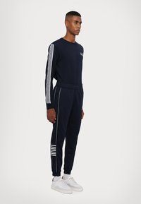 EA7 Emporio Armani PANTALONI - Träningsbyxor - blue