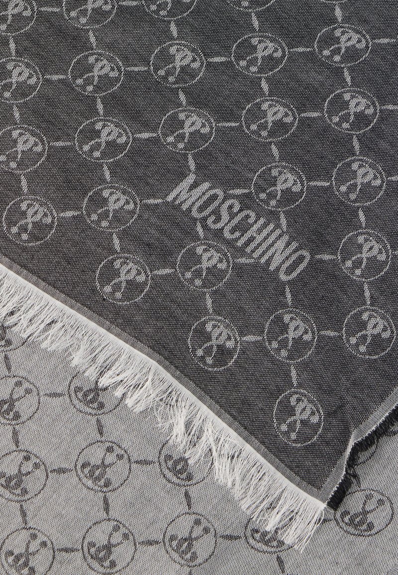 Grauer gewebter Schal mit einem sich wiederholenden Muster aus runden Logos und Fransen an den Rändern. Der Markenname "Moschino" ist deutlich sichtbar.