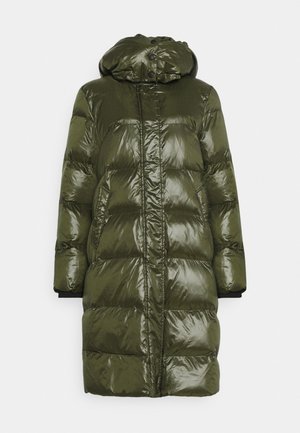 Langer, glänzender, olivgrüner Steppmantel mit Kapuze, durchgehendem Reißverschluss, Seitentaschen und schwarzen inneren Bündchen.