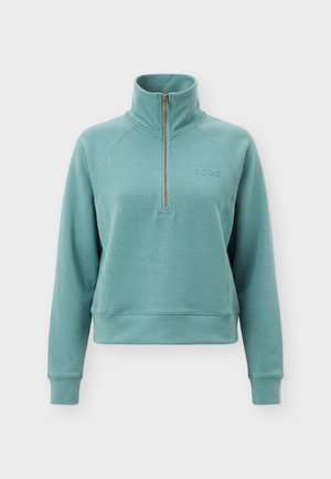 Długi sweter z długim rękawem w kolorze morskim, z kołnierzem na ćwierć zamek, ściągaczami i subtelnym haftem "BORG" na piersi, prezentowany na białym tle.