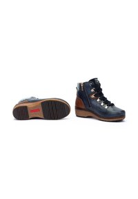 Botas altas negras y marrones con parte superior sintética, diseño de cordones, ojales dorados, cremallera lateral y suela de goma texturizada.