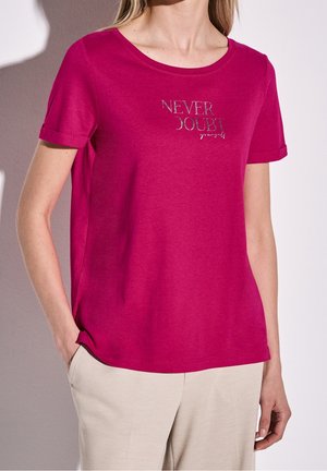 Fuchsia Baumwoll-T-Shirt mit rundem Ausschnitt, kurzen umgeschlagenen Ärmeln und silbernem Aufdruck "NEVER DOUBT yourself."