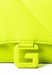 Borsa a tracolla in pelle testurizzata gialla neon con una chiusura a forma di G ben visibile e dettagli di cucitura sottili. Progettata da GAËLLE PARIS.