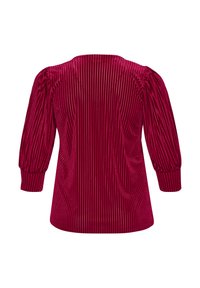 Haut en velours de couleur magenta profond avec des rayures verticales, des manches longues bouffantes et un décolleté arrondi. Texture lisse, coupe légèrement décontractée.