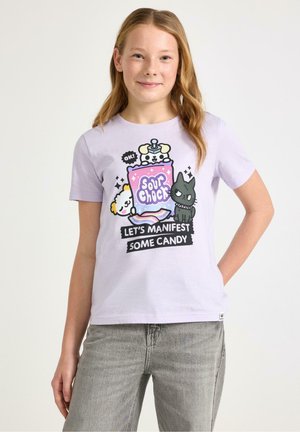 Maglietta di cotone color viola chiaro con una grafica colorata e giocosa che rappresenta un barattolo di caramelle, animali dai tratti cartoon e la scritta "LET'S MANIFEST SOME CANDY".
