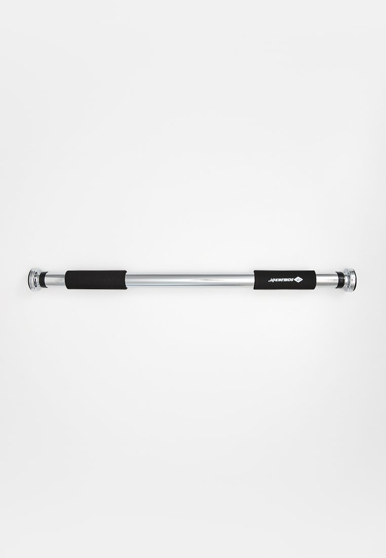 Barre de traction en métal ajustable avec des poignées en mousse noire à chaque extrémité, conçue pour une installation dans le cadre de porte.