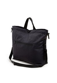 Bolso tote negro con un exterior de nylon texturizado, que cuenta con un bolsillo frontal con cremallera, asas dobles y una correa de hombro ajustable.
