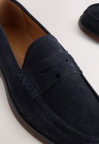 Marineblaue Wildlederschuhe mit genähtem Mokassin-Zehenbereich, Lederfutter und flexiblem Absatz. Verfügen über dezente Akzentnähte.