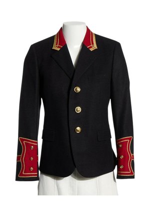 Chaqueta negra a medida con puños y cuello decorativos en rojo y dorado, con tres botones dorados en la parte delantera.