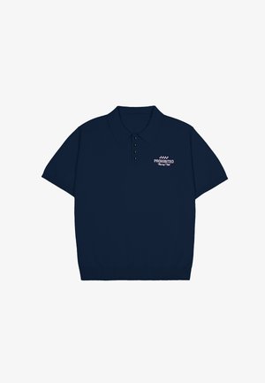 Diepblauw poloshirt met korte mouwen, kraag, vier zwarte knopen en wit "Prohibited Racing Club" logo op de borst.