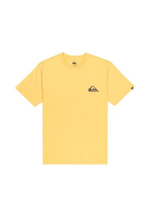 T-shirt di cotone giallo con maniche corte, collo girocollo e un piccolo logo sul lato sinistro del petto. Design semplice, texture liscia e senza motivi.