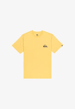 Žlté bavlnené tričko s krátkymi rukávmi, okrúhlym výstrihom a malým logom na ľavej strane hrude. Jednoduchý dizajn, hladká textúra a bez vzorov.