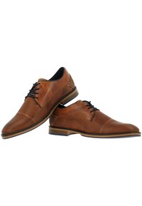 Chaussures habillées en cuir marron avec une texture perforée, bout rond et laçage traditionnel. Elles présentent une semelle extérieure et un talon marron contrastants.
