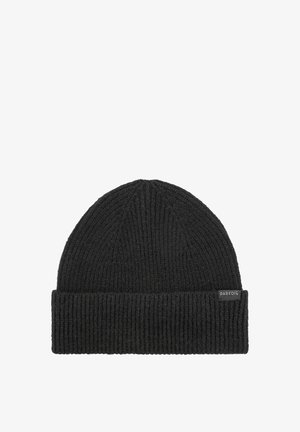 Czarna dziana czapka beanie z prążkowaną teksturą i złożonym mankietem. Posiada małą metkę z logo po boku. Materiał wydaje się ciepły i elastyczny.