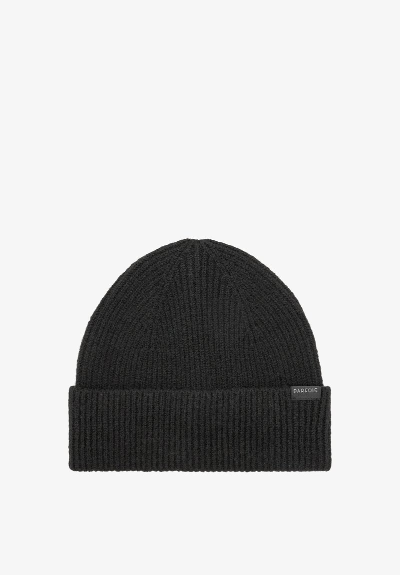 Czarna dziana czapka beanie z prążkowaną teksturą i złożonym mankietem. Posiada małą metkę z logo po boku. Materiał wydaje się ciepły i elastyczny.