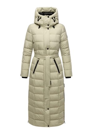 Párnázott hosszú kabát világos bézs színben, magas nyakú kapucnival, fekete díszítésekkel, övvel a deréknál és cipzáras zsebekkel. Sima textúra.