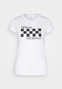 Bílý bavlněný tričko s krátkým rukávem, s černým kostkovaným vzorem a nápisem "ARMANI EXCHANGE" tučnými černými písmeny.