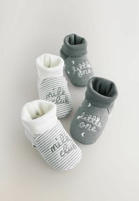 Baumwoll-Babystiefelchen in Grau und Weiß. Ein Paar hat ein gestreiftes Design mit dem Text "Milk Club", das andere zeigt den Text "Little One" in einer einheitlichen Farbe.