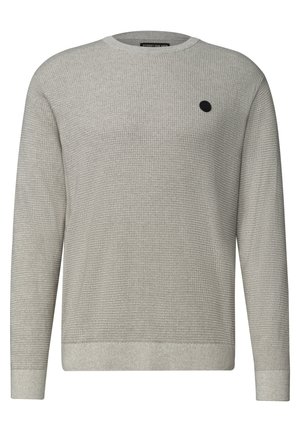 Pull en maille texturée gris clair avec manches longues, col rond, et petit logo circulaire noir sur la poitrine gauche.