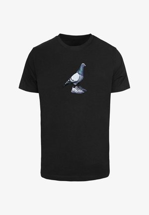 Schwarzes T-Shirt mit kurzen Ärmeln, das eine Illustration einer Taube in Turnschuhen zeigt, mit bunten Federdetails und einem einfachen Design.