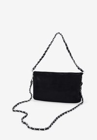 Bolso de mano negro con textura suave y forma rectangular, que presenta una asa de cadena gruesa y detalles metálicos en plata.