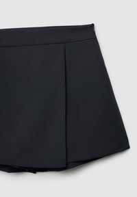 Gonna nera plissettata in tessuto leggero con una texture liscia e chiusura laterale con cerniera. Linee pulite e una forma strutturata.