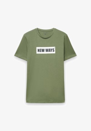 Oliwkowo zielona bawełniana koszulka z krótkimi rękawami, ozdobiona prostokątnym, białym nadrukiem z napisem "NEW WAYS" w czarnych, pogrubionych literach.