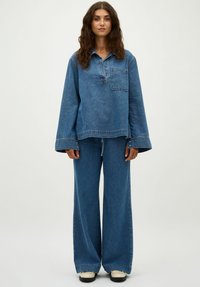 CASANEA - Laisvo kirpimo džinsai - mid vintage blue