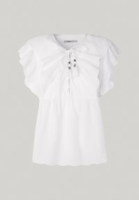 Blusa bianca con maniche a volantino, ricamo ad occhio di pernice e scollatura a V con lacci. Presenta una vita arricciata e un orlo a onda.