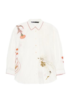Camisa blanca de manga larga con botones y costuras rojas en el cuello y los puños, con bordados florales y abstractos en el frente y las mangas.