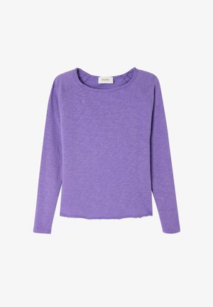 Long-sleeve shirt in light purple, made from soft fabric. Features a round neckline and a slightly uneven hem. No visible patterns or hardware.