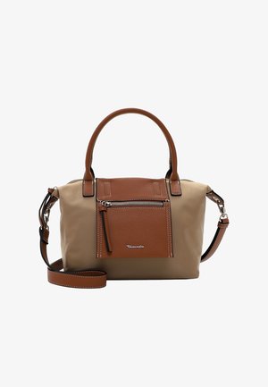 Sac à main en cuir beige et marron avec poche zippée à l'avant, deux poignées supérieures et une bandoulière réglable.