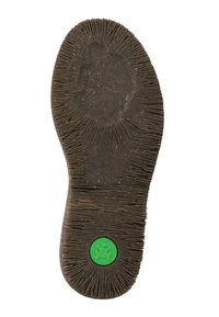 Suela de zapato de goma marrón con surcos texturizados, un logo de rana verde circular y una forma ovalada. La superficie parece desgastada con patrones distintivos.