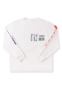 Λευκό πουκάμισο με μακριά μανίκια και γραφικά. Το αριστερό μανίκι έχει μπλε κείμενο, το δεξί μανίκι κόκκινα διακοσμητικά, ενώ στην πλάτη υπάρχει μαύρο τύπωμα με κείμενο και σχέδιο.