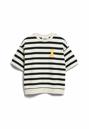 Zwart-wit horizontaal gestreept T-shirt met korte mouwen met een geel sleutelgatvormig embleem op de linkerborst en een ronde hals.