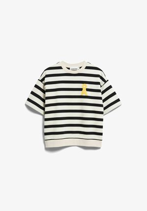 Zwart-wit horizontaal gestreept T-shirt met korte mouwen met een geel sleutelgatvormig embleem op de linkerborst en een ronde hals.