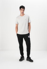 Tommy Jeans JASPE SLIM TEE - Paprasti marškinėliai - grey