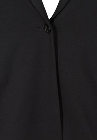 Cardigan nero realizzato in tessuto morbido, dotato di chiusura con un singolo bottone nero e colletto a revers. Design minimalista con texture liscia.
