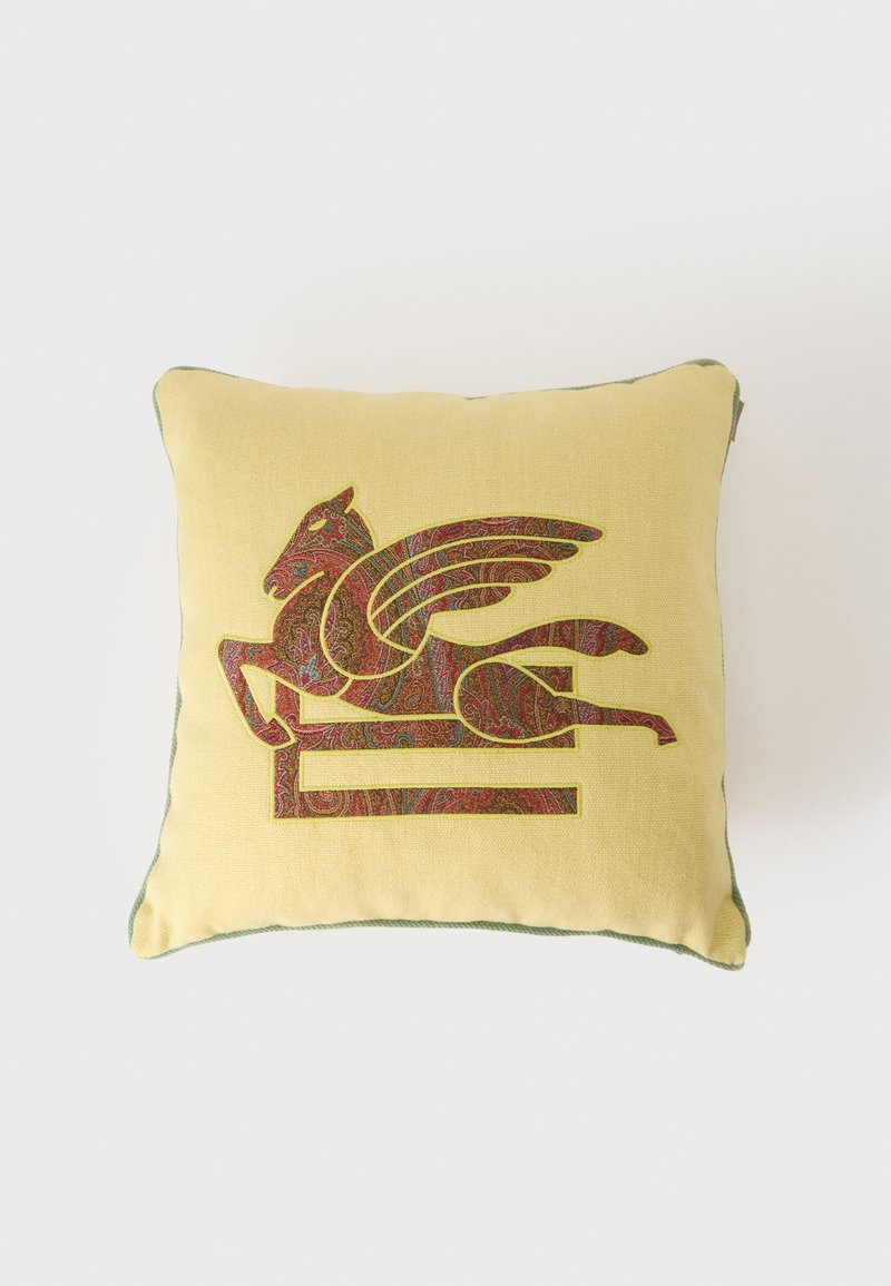 Coussin carré jaune avec un motif stylisé de cheval ailé rouge et marron en motif paisley sur le devant.