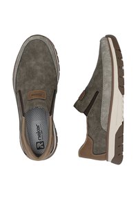 Braune und graue Slipper aus Leder mit strukturierter Oberfläche, elastischen Seiteneinsätzen und einer Gummisohle mit Musterprofil.