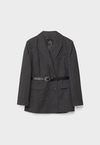 Blazer en laine gris foncé avec revers crantés, deux poches à rabat à l'avant et une ceinture noire cintrant la taille.