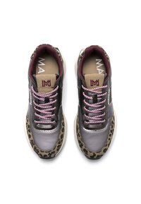 Zapatillas con parte superior de cuero gris, acentos de estampado de leopardo, paneles de malla, cordones rosa y suela beige; logotipo en la lengüeta.