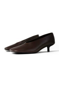 Paire de chaussures pour femmes en cuir marron foncé à petit talon, bouts pointus et finition lisse, présentées côte à côte sur fond blanc.