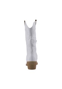 Botas de vaquero blancas con diseño de hojas bordadas, punta afilada y tacón apilado de color marrón medio. Parte superior de cuero suave con detalles recortados.